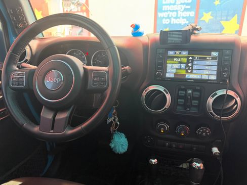 Used 2017 Jeep Wrangler Unlimited Rubicon w/ Connectivity Group AWD/4WD image 6