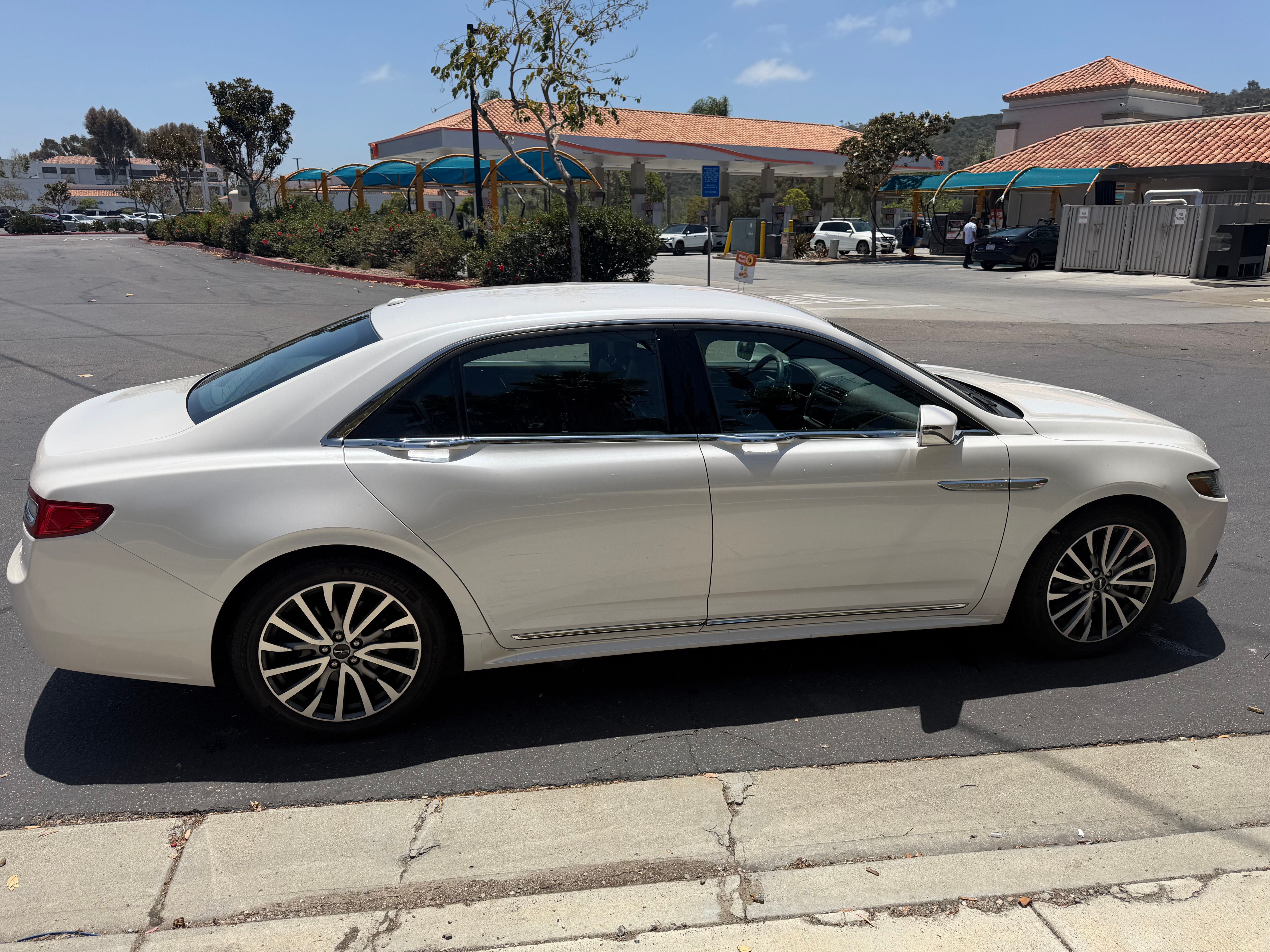 Used 2017 Lincoln Continental Select FWD image 6