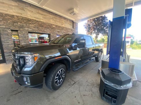 Used 2022 GMC Sierra 2500 AT4 image 1