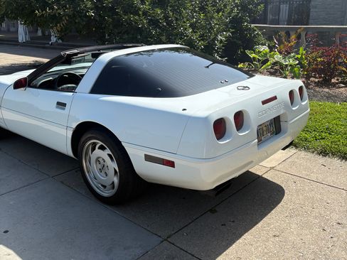 Used 1992 Chevrolet Corvette Coupe RWD image 4