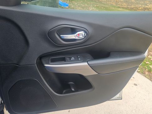 Used 2019 Jeep Cherokee Latitude Plus w/ Comfort/Convenience Group image 13