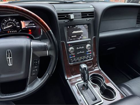Used 2017 Lincoln Navigator Select image 12