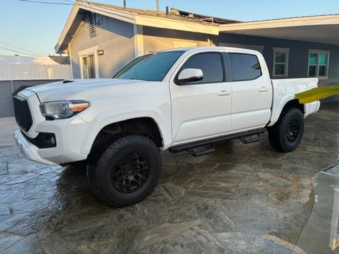 Used 2019 Toyota Tacoma TRD Sport w/ TRD Premium Sport Package RWD image 2