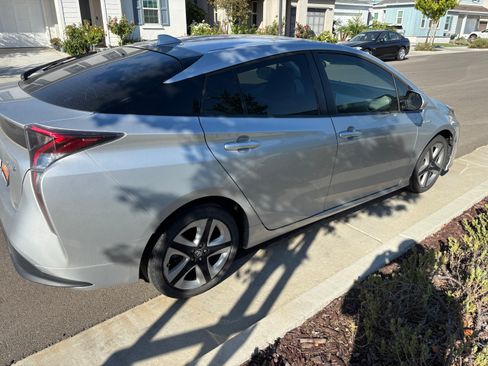 Used 2017 Toyota Prius Three Touring w/ Carpet Mat Package FWD image 5