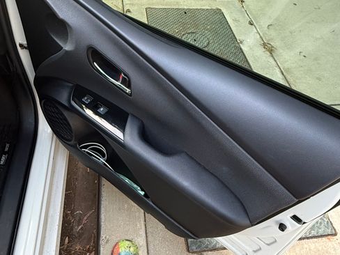 Used 2016 Toyota Prius Four Touring w/ Preferred Accessory Package FWD image 2