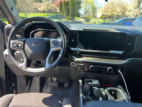 Used 2023 Chevrolet Silverado 1500 LT Trail Boss w/ Convenience Package II image 10