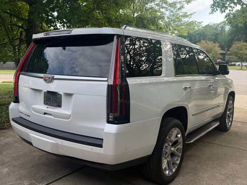 Used 2019 Cadillac Escalade Luxury AWD/4WD image 5