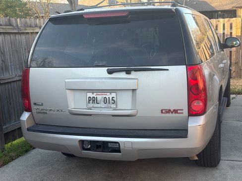 Used 2007 GMC Yukon XL SLT w/ SLT Preferred Equipment Group image 8