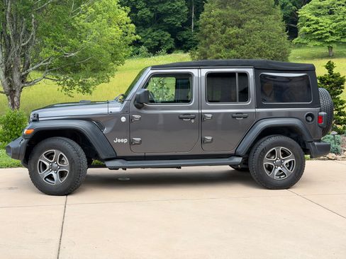 Used 2018 Jeep Wrangler Unlimited Sport S AWD/4WD image 2
