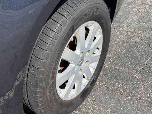 Used 2014 Chrysler Town & Country Touring image 8