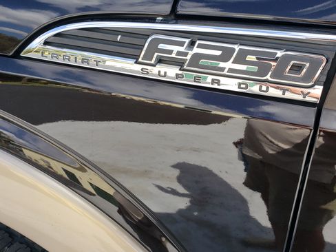 Used 2014 Ford F250 Lariat w/ Lariat Interior Package image 12