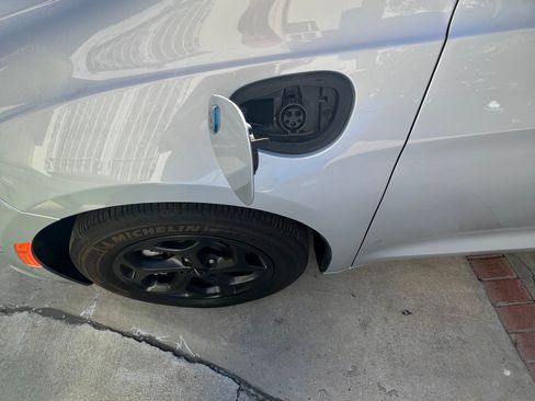 Used 2024 Chrysler Pacifica Limited image 8