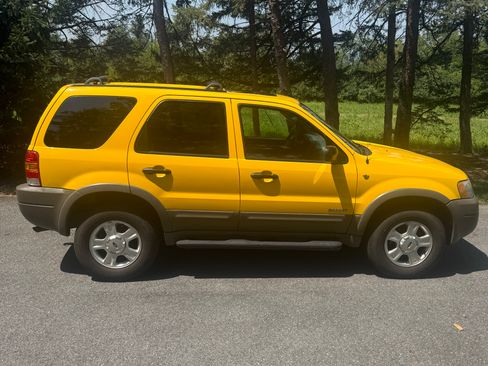 Used 2001 Ford Escape XLT image 2