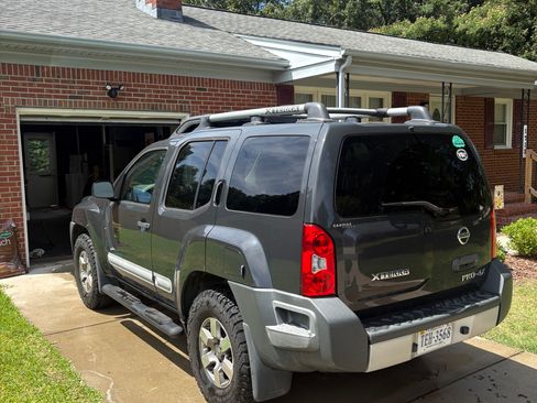 Used 2011 Nissan Xterra PRO-4X w/ Pro-4x Leather Pkg AWD/4WD image 2