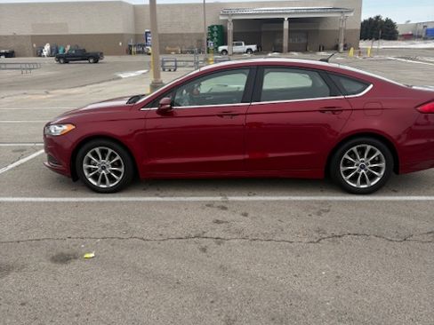 Used 2017 Ford Fusion SE image 1