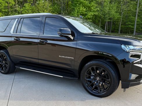 Used 2024 Chevrolet Suburban LT w/ Luxury Package AWD/4WD image 5