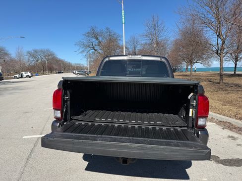 Used 2018 Toyota Tacoma TRD Sport w/ Technology Package image 18