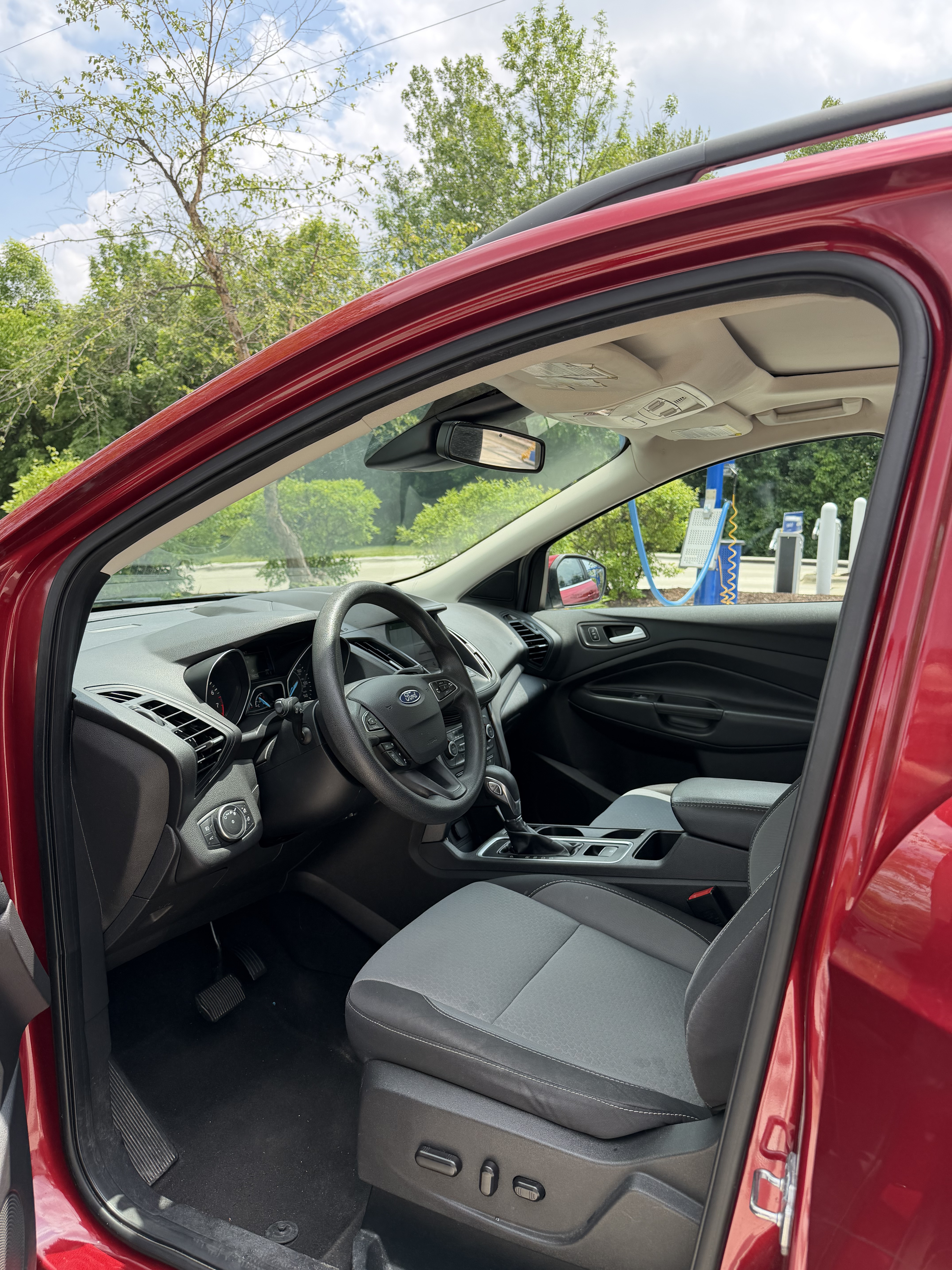 Used 2018 Ford Escape SE w/ Ford Safe & Smart Package AWD/4WD image 12
