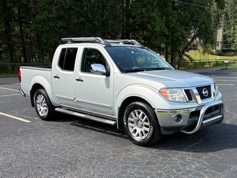 Used 2011 Nissan Frontier SL RWD image 12