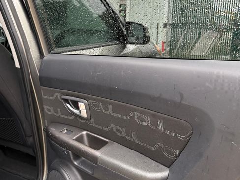 Used 2012 Kia Soul + w/ Audio Pkg image 18