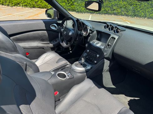 Used 2015 Nissan 370Z Touring image 31