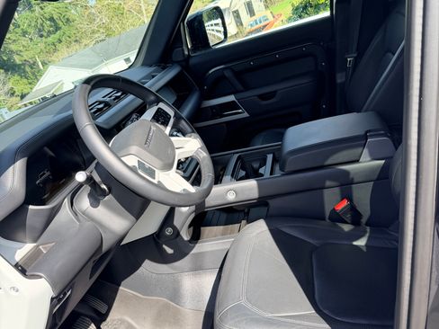 Used 2024 Land Rover Defender 110 S image 9