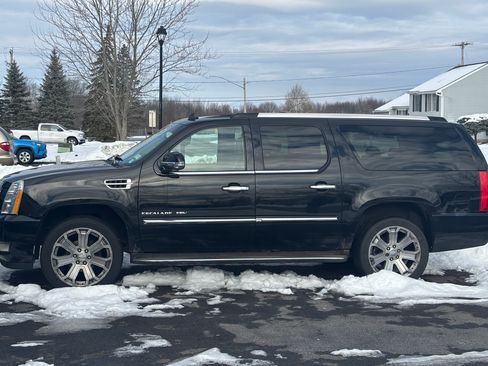 Used 2011 Cadillac Escalade ESV Luxury image 1