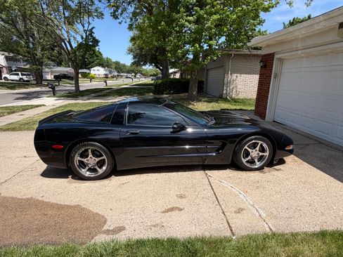 Used 1998 Chevrolet Corvette Coupe w/ Memory Pkg RWD image 14