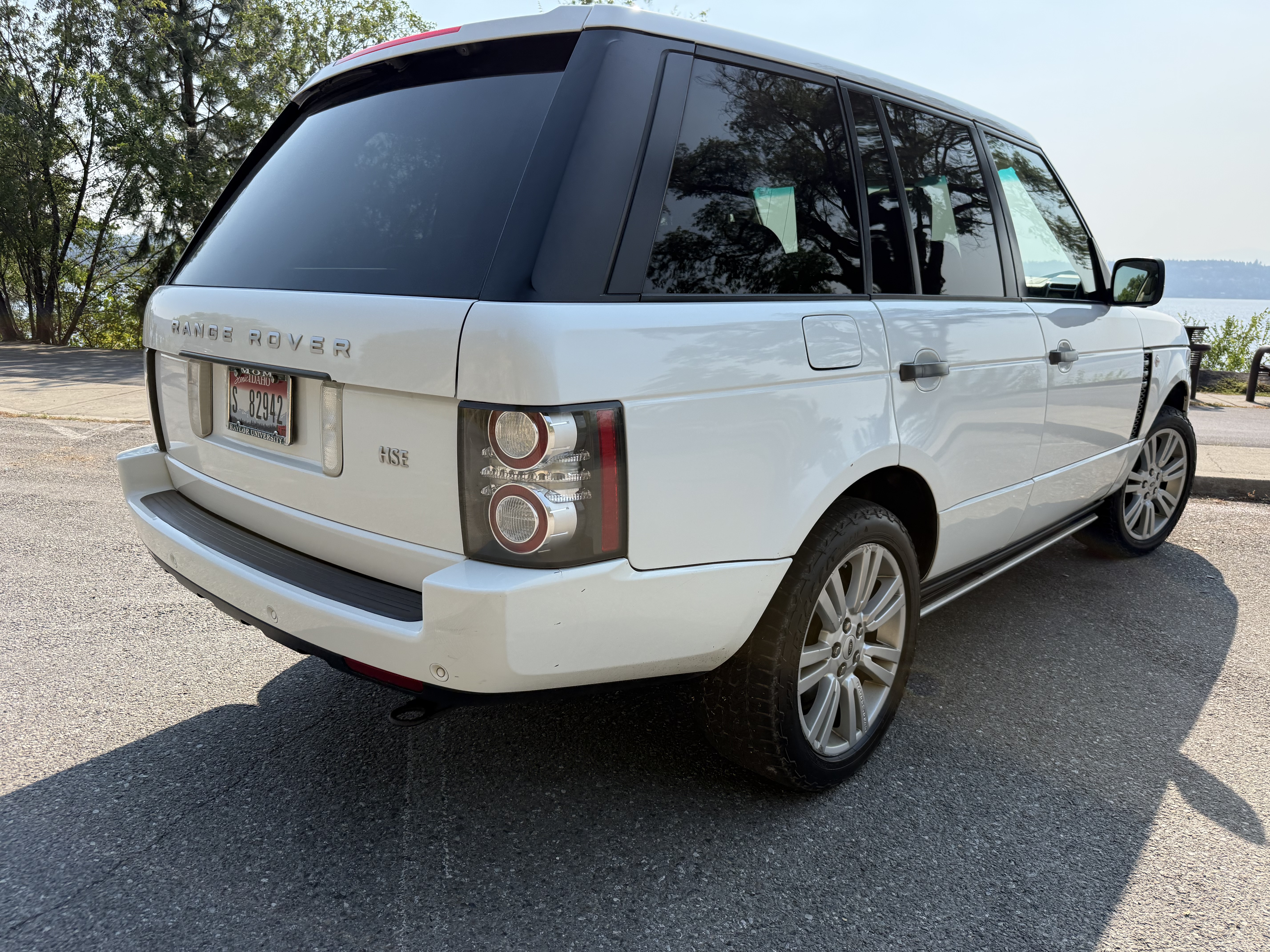 Used 2011 Land Rover Range Rover HSE LUX AWD/4WD image 2