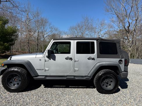 Used 2010 Jeep Wrangler Unlimited Sport image 2