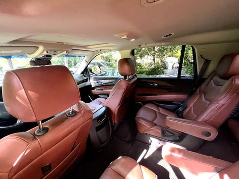 Used 2018 Cadillac Escalade Luxury image 11