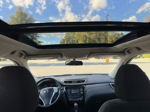 Used 2016 Nissan Rogue SV w/ SV Moonroof Package image 9