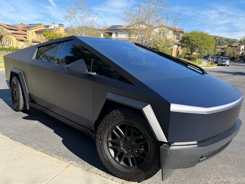 Used 2024 Tesla Cybertruck AWD Crew Cab image 6