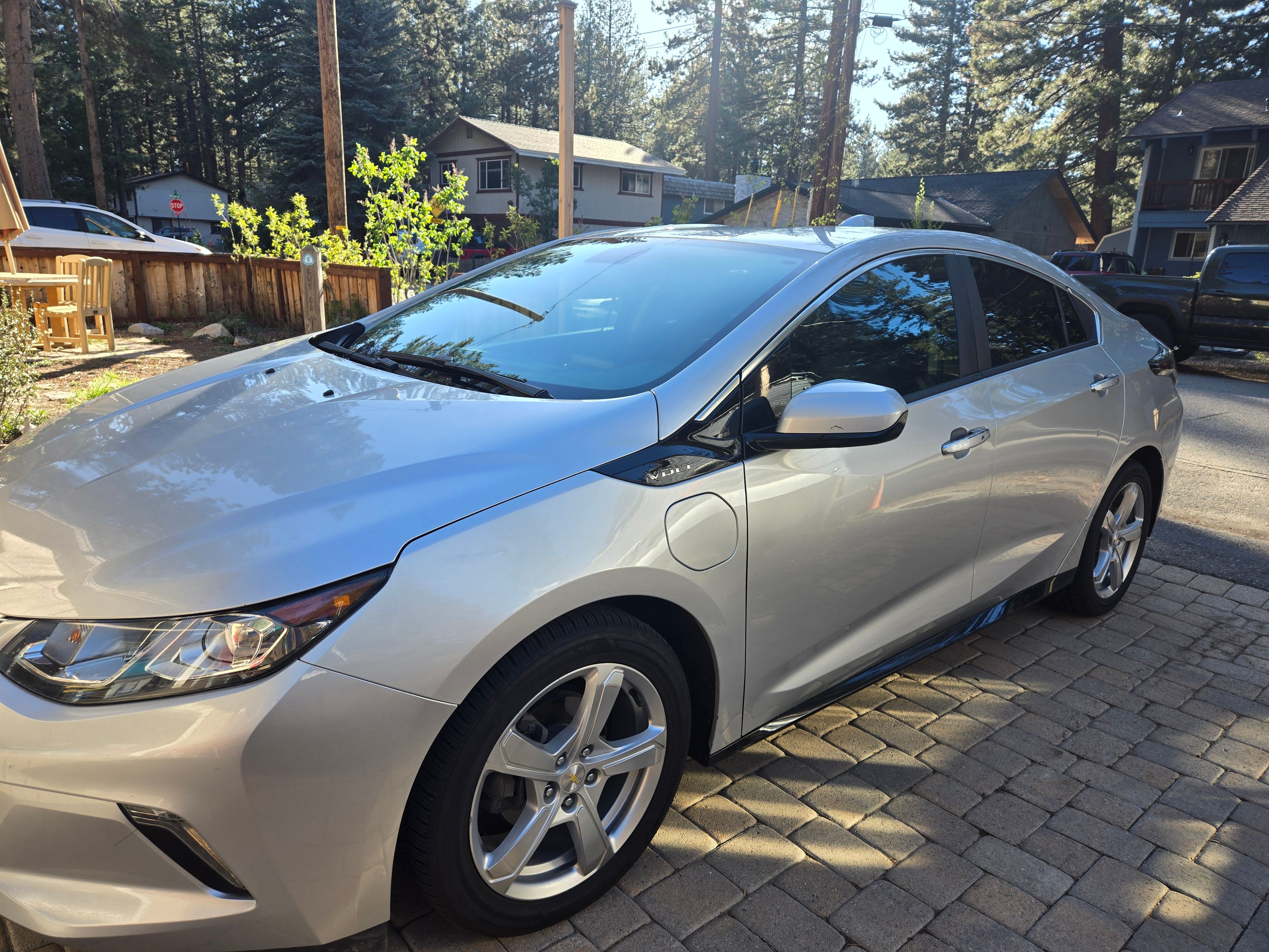 Used 2018 Chevrolet Volt LT w/ Comfort Package FWD image 2