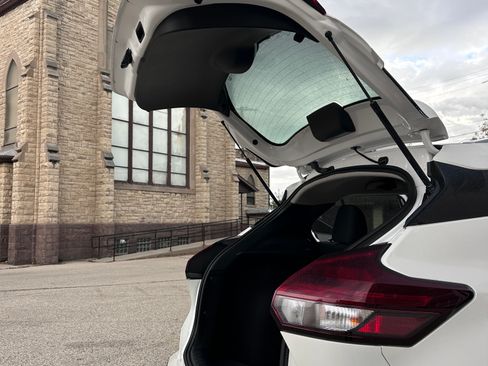 Used 2023 Nissan Kicks SV image 2