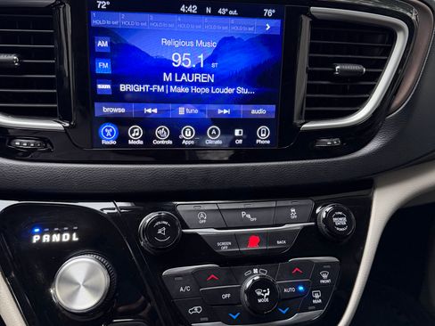 Used 2017 Chrysler Pacifica Touring-L image 10