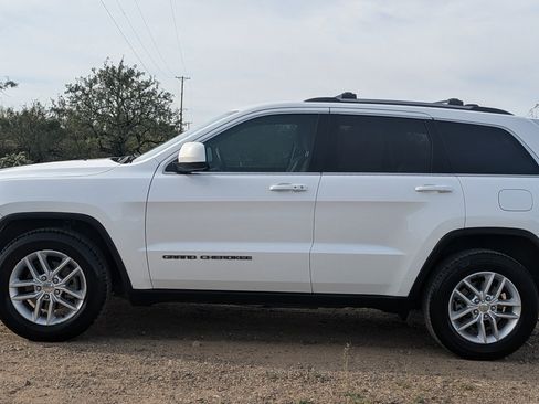 Used 2017 Jeep Grand Cherokee Laredo w/ Quick Order Package 2BE image 4