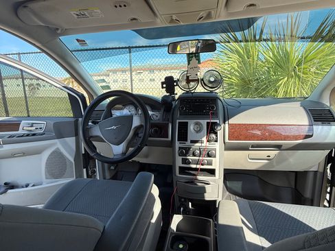 Used 2010 Chrysler Town & Country Touring image 10