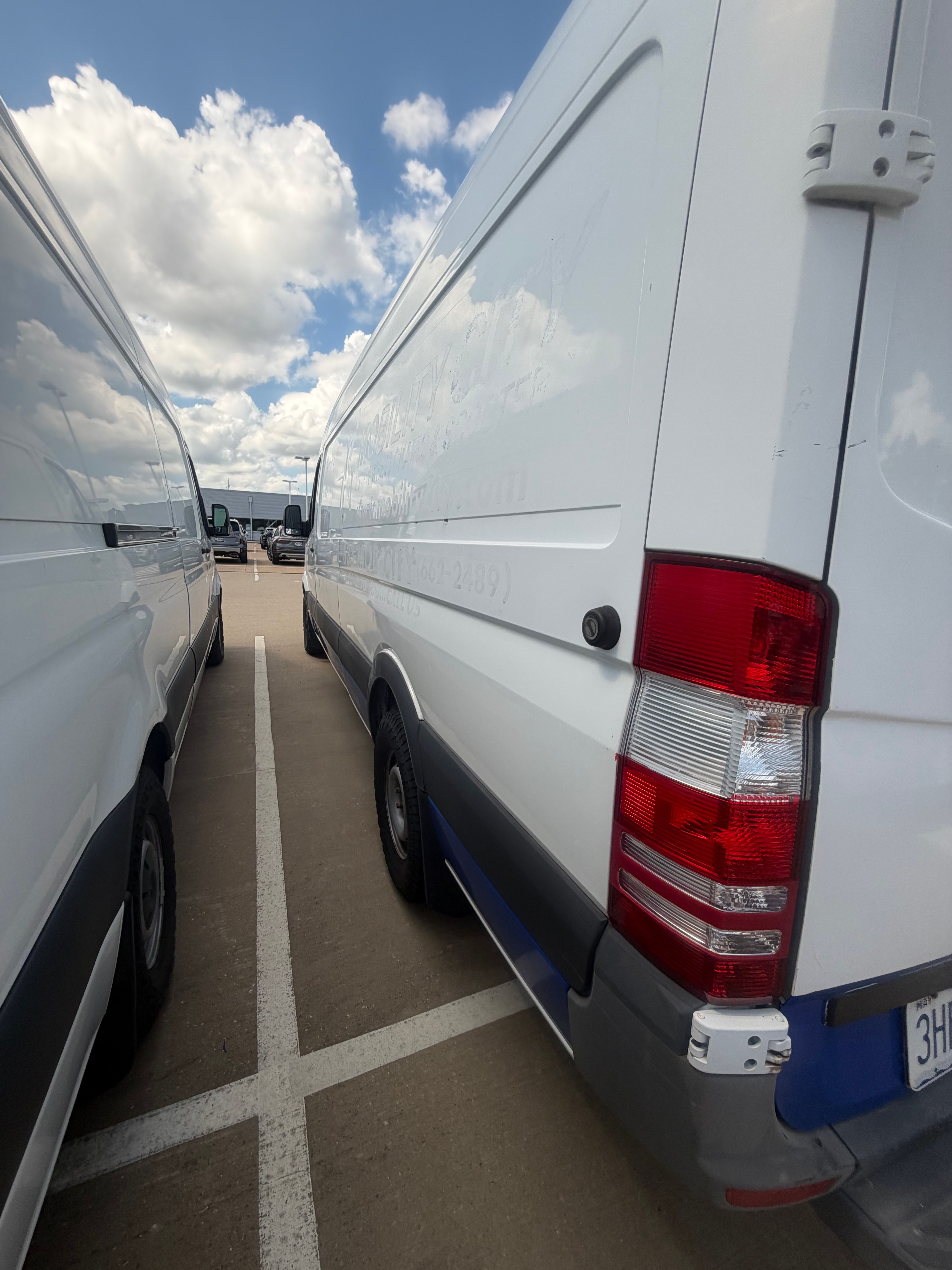 Used 2015 Freightliner Sprinter 2500 RWD image 11