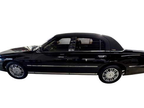 Used 2008 Lincoln Town Car Signature Limited image 20