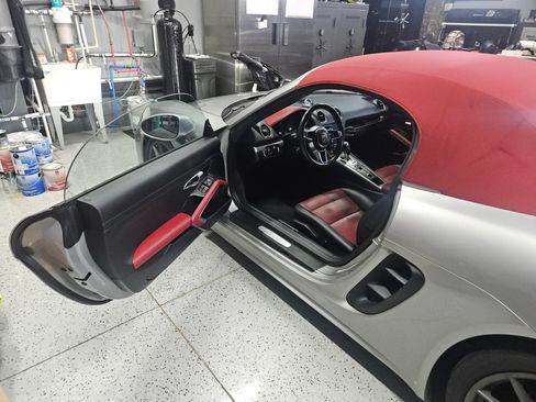 Used 2017 Porsche 718 Boxster image 4