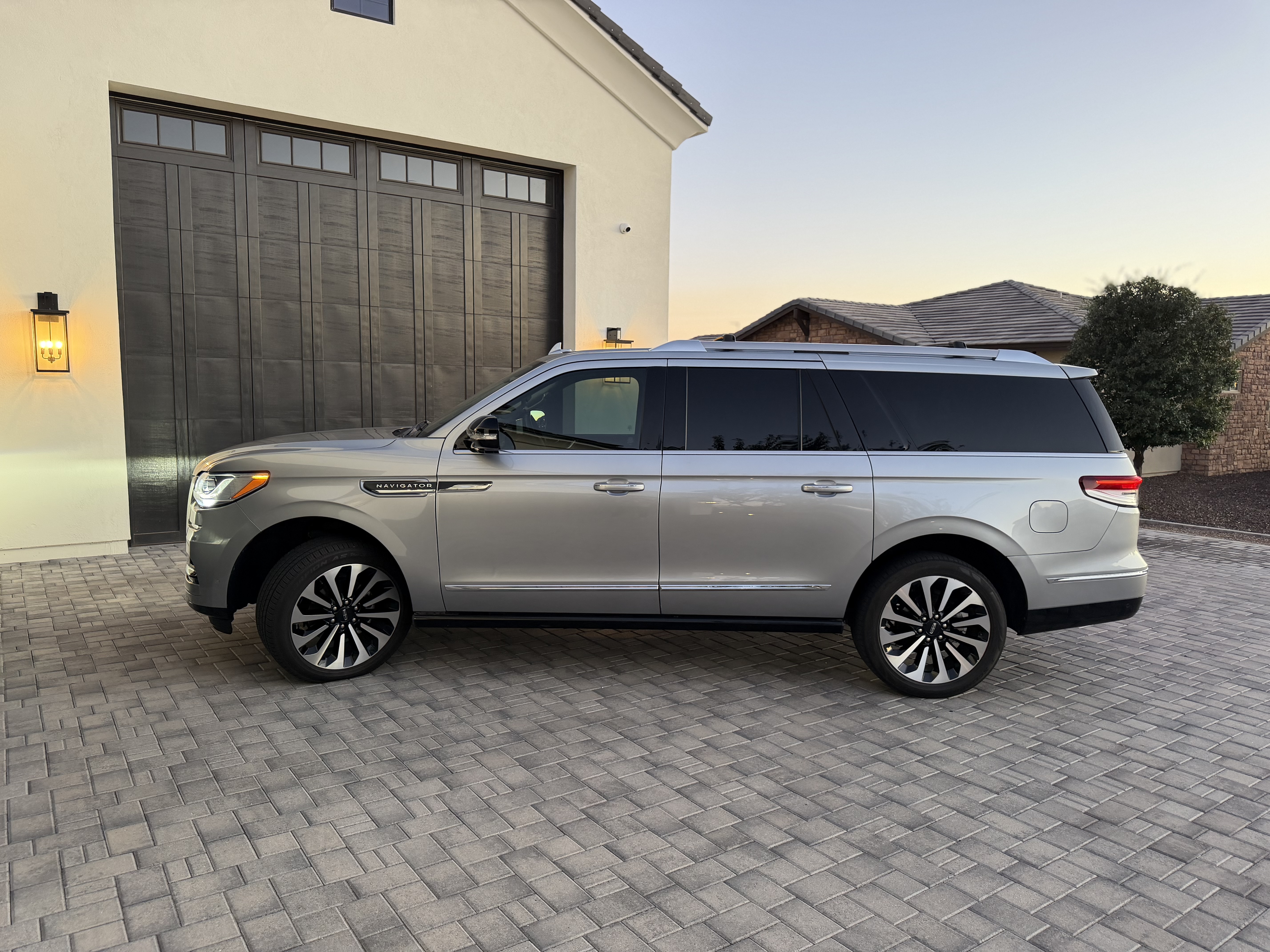 Used 2023 Lincoln Navigator L Reserve AWD/4WD image 2