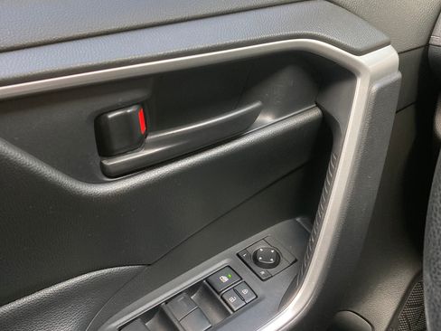 Used 2020 Toyota RAV4 LE w/ Carpet Mat Package AWD/4WD image 12