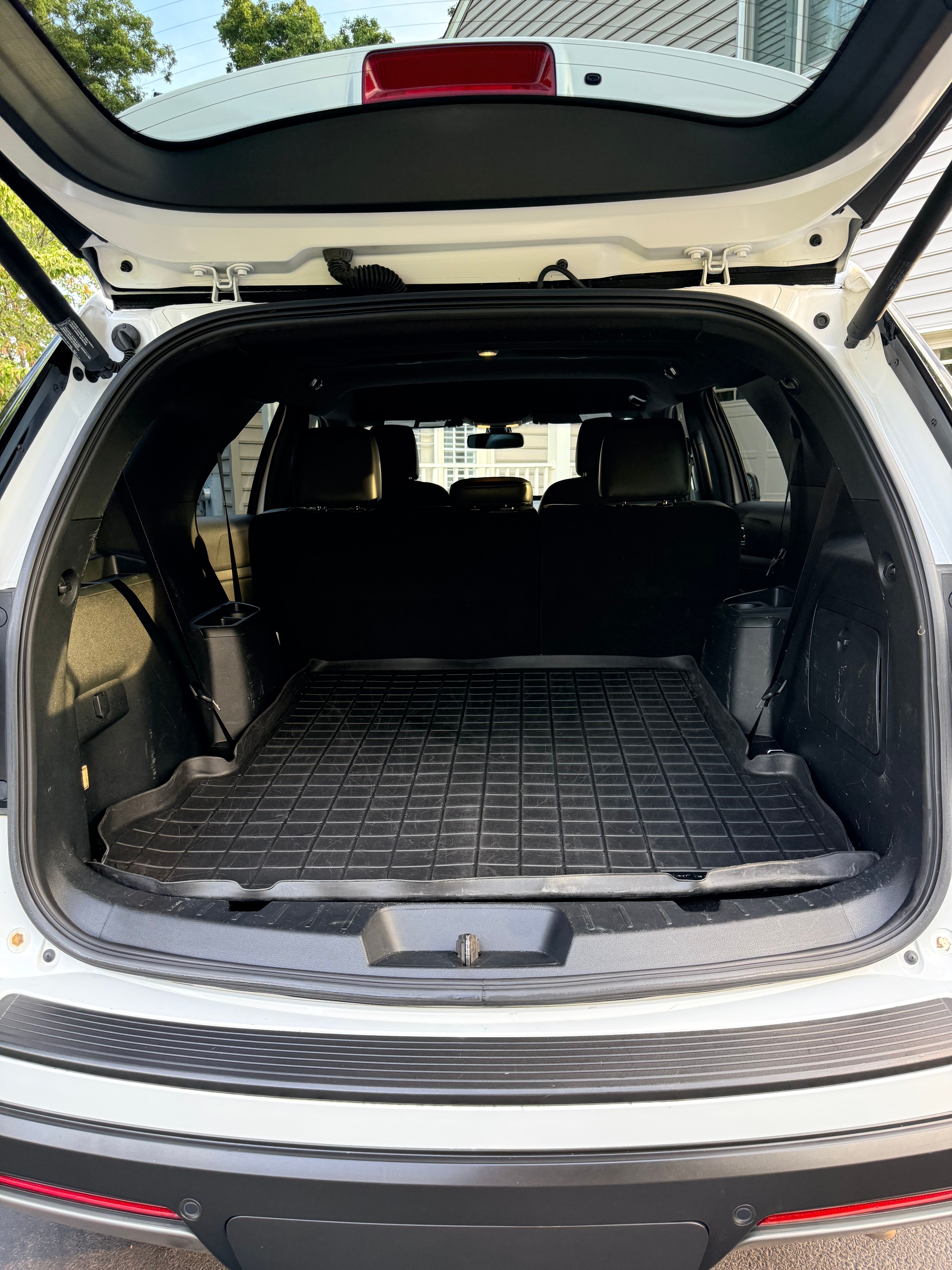 Used 2019 Ford Explorer XLT w/ Equipment Group 202A AWD/4WD image 16