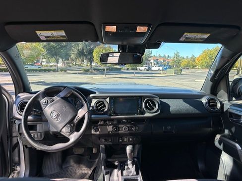 Used 2018 Toyota Tacoma TRD Sport image 19