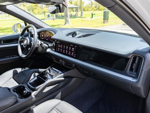 Used 2025 Porsche Cayenne Coupe AWD/4WD image 18