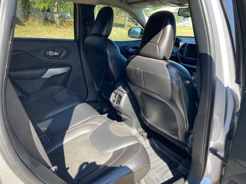 Used 2018 Jeep Cherokee Trailhawk w/ Comfort/Convenience Group AWD/4WD image 23