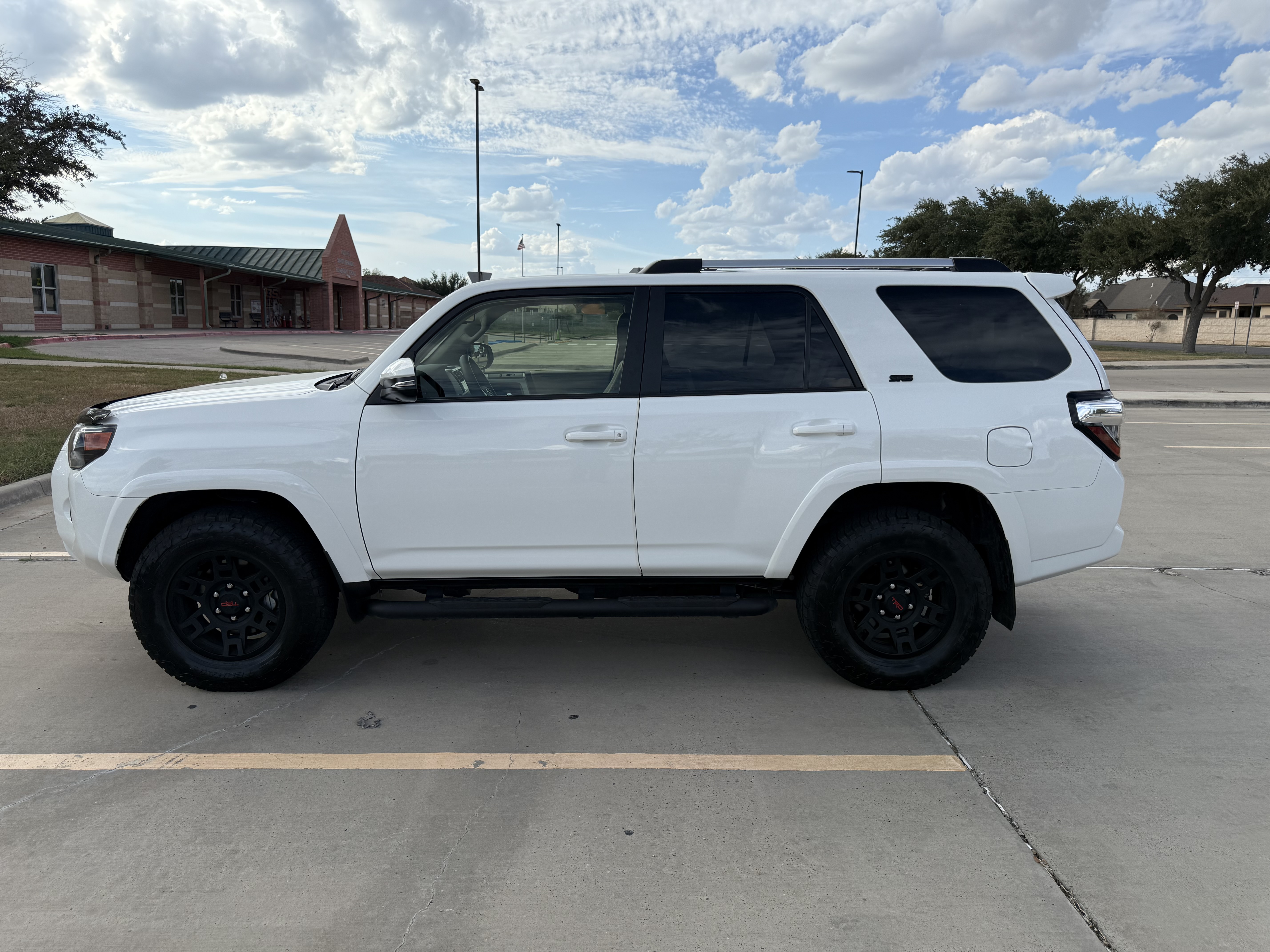 Used 2023 Toyota 4Runner SR5 Premium w/ Moonroof Package AWD/4WD image 9