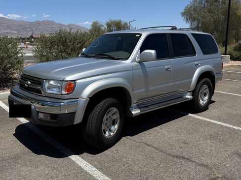 Used 2000 Toyota 4Runner SR5 AWD/4WD image 1