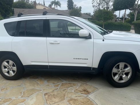 Used 2016 Jeep Compass Latitude image 2
